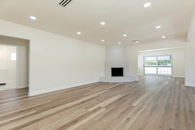 11110 Odell Ave in Sunland, CA - Foto de edificio - Building Photo