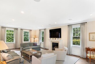 150 Harvest Ln in Southampton, NY - Building Photo - Building Photo