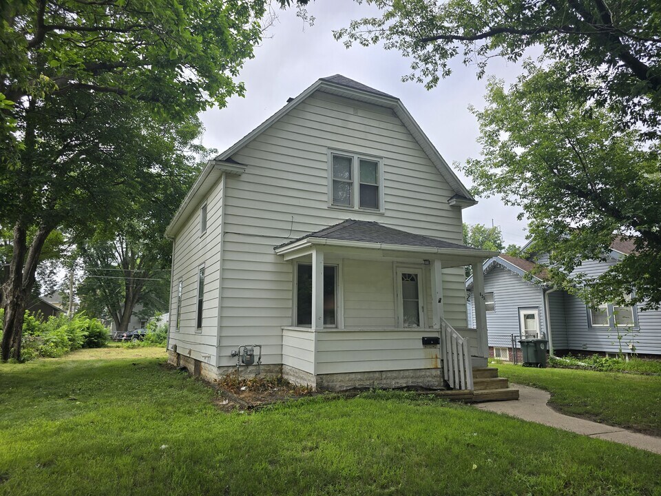 833 Dawson St in Waterloo, IA - Building Photo
