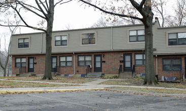 Independence Square Townhouses in Independence, MO - Building Photo - Building Photo