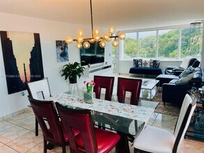 8233 Harding Ave in Miami Beach, FL - Foto de edificio - Building Photo