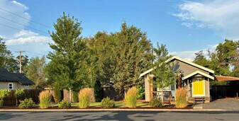 126 SW 4th St in Redmond, OR - Building Photo