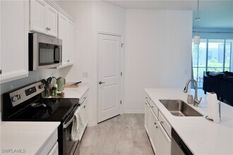 2445 Orchard St in Naples, FL - Foto de edificio - Building Photo