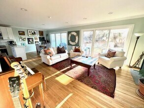 25 Mitchell Rd in Westhampton Beach, NY - Building Photo - Building Photo