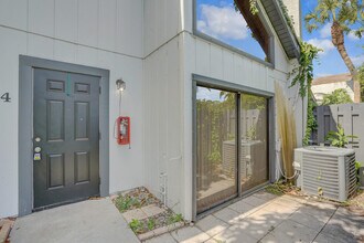 100 Sparrow Dr in Royal Palm Beach, FL - Building Photo - Building Photo
