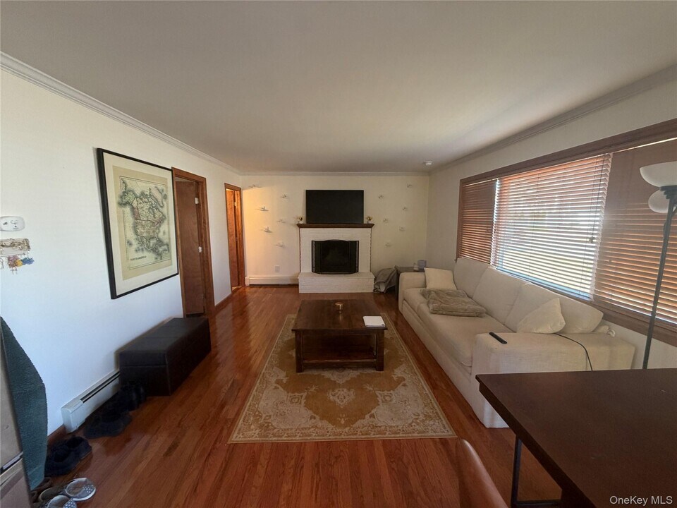 33 Buchanan Ave in Amityville, NY - Building Photo