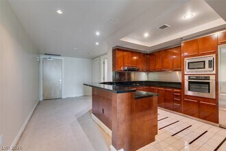 2700 Las Vegas Blvd S in Las Vegas, NV - Building Photo - Building Photo