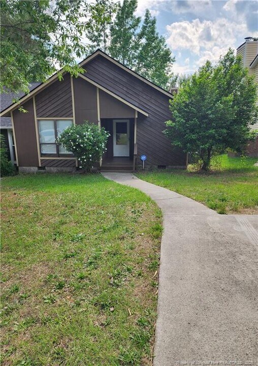 504 Toxaway Ct in Fayetteville, NC - Building Photo