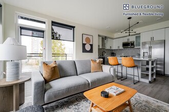 10050 NE 10th St in Bellevue, WA - Building Photo - Building Photo