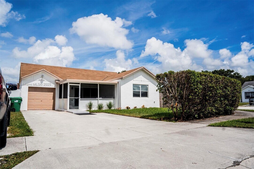 20303 NW 36th Ave in Miami Gardens, FL - Building Photo
