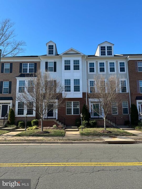 8886 Orchard Ln in Manassas, VA - Building Photo