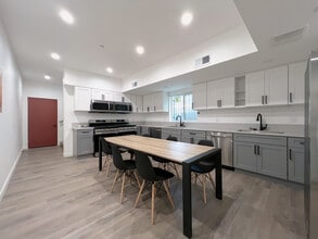 1366 West 35th St in Los Angeles, CA - Foto de edificio - Building Photo