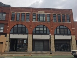 60 S River St in Aurora, IL - Foto de edificio