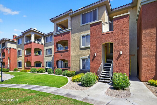 5401 E Van Buren St in Phoenix, AZ - Building Photo - Building Photo