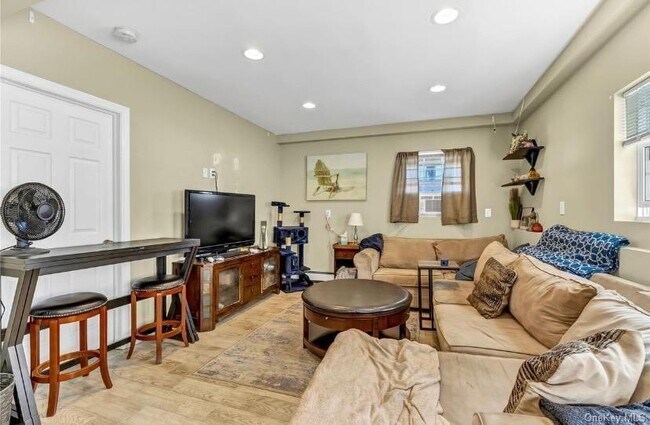 50 E Beach Promenade in Lindenhurst, NY - Building Photo - Building Photo