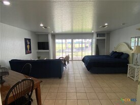 535 Ski Lodge Rd in McQueeney, TX - Building Photo