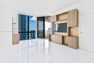 851 NE 1st Ave, Unit 4107 in Miami, FL - Foto de edificio - Building Photo