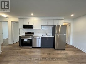 4263 Fourth Ave in Niagara Falls, ON - Building Photo