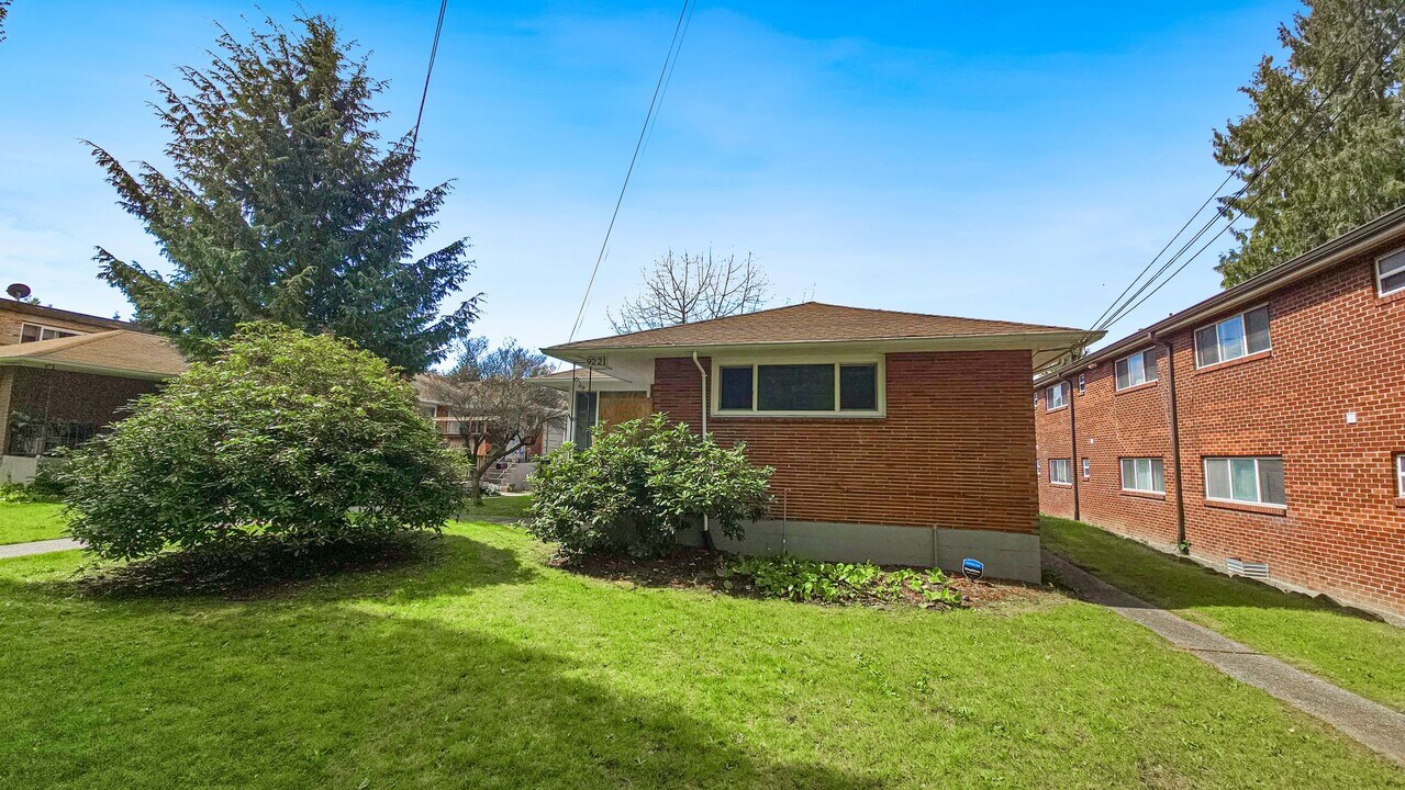 9221 35th Ave SW in Seattle, WA - Building Photo