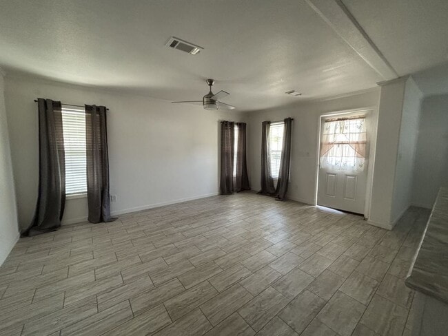 4 Harbor Cove Ct in Daytona Beach, FL - Foto de edificio - Building Photo