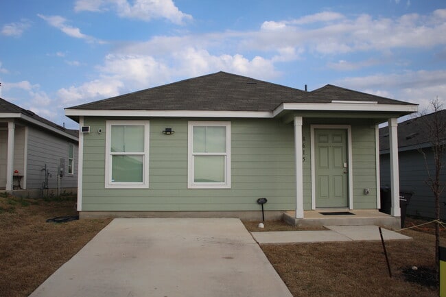 8615 Astral Pl in San Antonio, TX - Foto de edificio - Building Photo