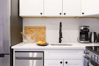 240e E 75th St in New York, NY - Foto de edificio - Building Photo