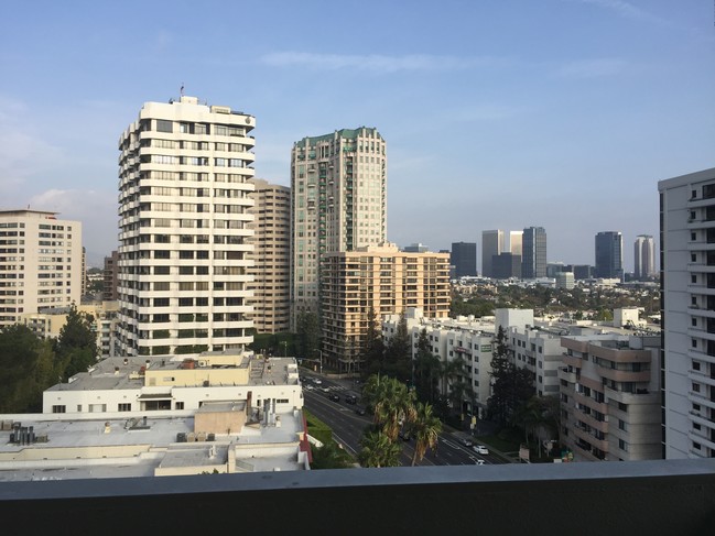 10701 Wilshire Blvd, Unit 1003 in Los Angeles, CA - Foto de edificio - Building Photo