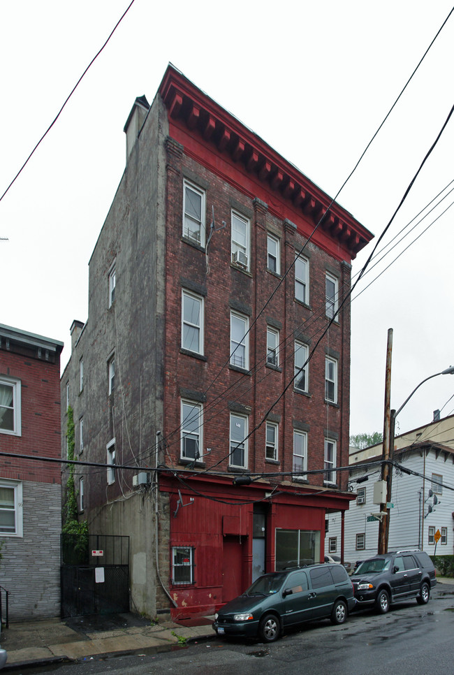 98 School St in Yonkers, NY - Building Photo - Building Photo