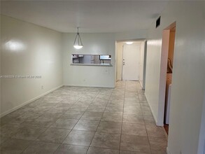 3252 Foxcroft Rd in Miramar, FL - Building Photo - Building Photo