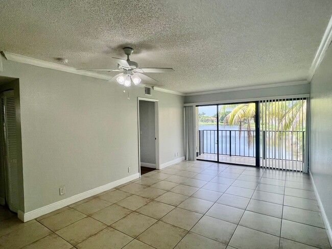 1477 Lake Crystal Dr in West Palm Beach, FL - Building Photo - Building Photo