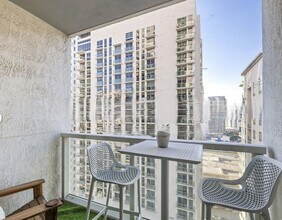 253 NE 2nd St, Unit 2202 in Miami, FL - Building Photo - Building Photo