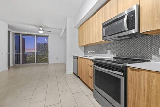 2150 N Bayshore Dr, Unit 1004 in Miami, FL - Building Photo - Building Photo