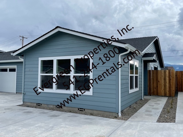 1023 SW Oliver Pl in Grants Pass, OR - Foto de edificio - Building Photo
