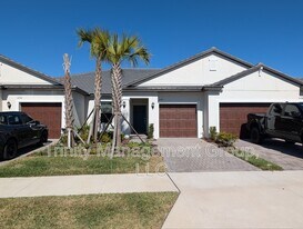 10754 Gable Dig Lp in San Antonio, FL - Building Photo