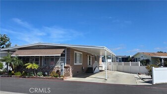 16462 Poipu Ln in Huntington Beach, CA - Building Photo