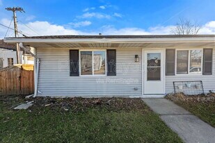 30 W Oxford St in Otterbein, IN - Building Photo