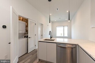 3120 W Jefferson St, Unit 408 in Philadelphia, PA - Building Photo - Building Photo