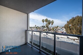 11401 Chandler Blvd in Los Angeles, CA - Building Photo - Building Photo
