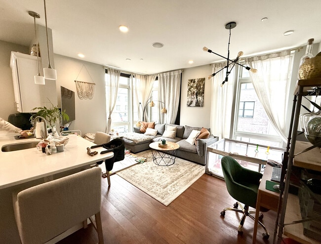 170 W Broadway, Unit 201 in Boston, MA - Building Photo - Building Photo