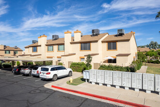 Vistas Apartments in Phoenix, AZ - Building Photo - Building Photo