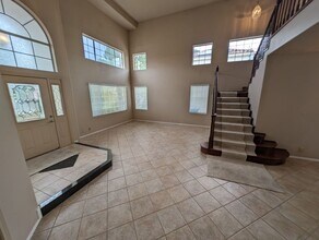 2704 N Ontario Dr in Las Vegas, NV - Building Photo - Building Photo