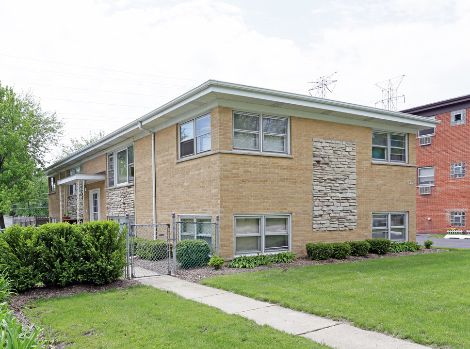 135 E Blecke Ave in Addison, IL - Building Photo