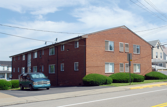 1105 Broadway St in East Mckeesport, PA - Foto de edificio - Building Photo