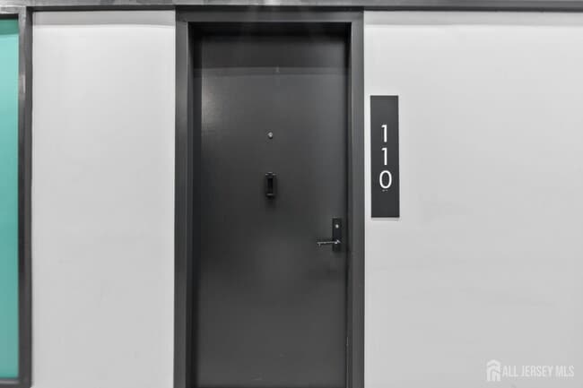 65 McWhorter St in Newark, NJ - Foto de edificio - Building Photo