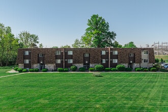 Foxes' Lair Apartments in Elyria, OH - Foto de edificio - Building Photo