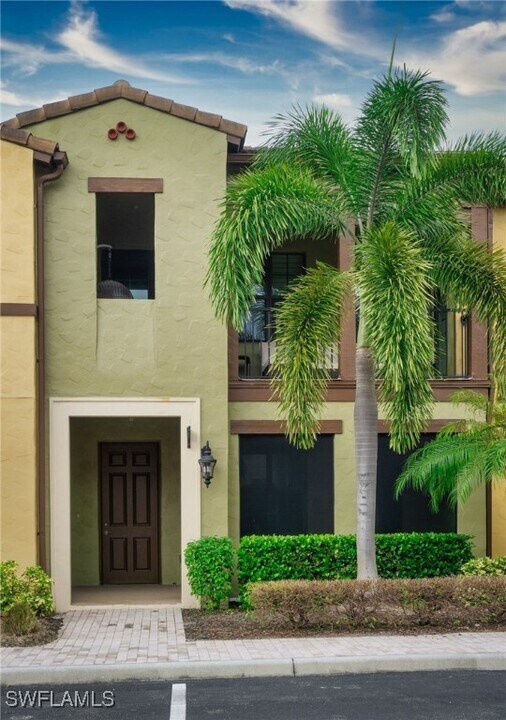 9054 Capistrano St N in Naples, FL - Building Photo