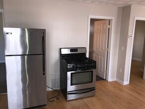 347 Woonasquatucket Ave, Unit 1 in North Providence, RI - Building Photo - Building Photo