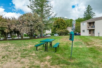 Willow Wood Apartment Homes in La Fayette, NY - Foto de edificio - Building Photo