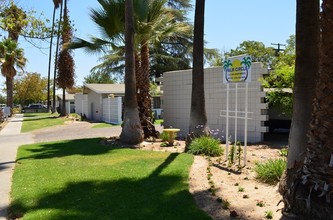 Palm Circle Apartments in Hanford, CA - Building Photo - Building Photo