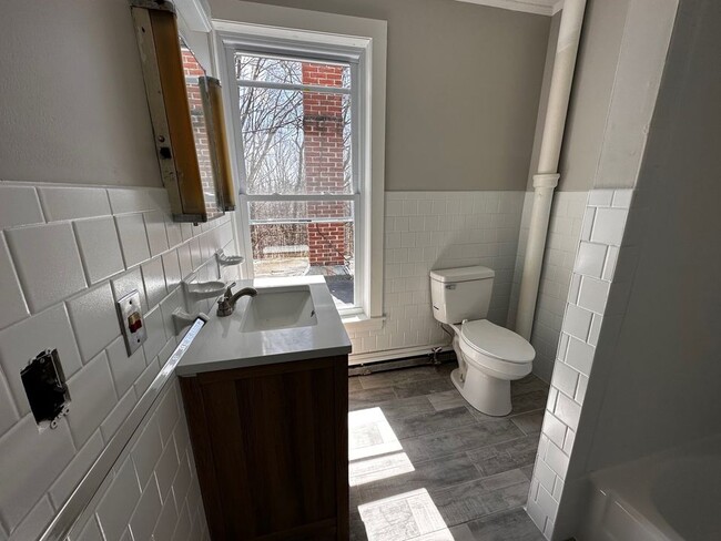 24 W High St, Unit 24A in Somersworth, NH - Building Photo - Building Photo